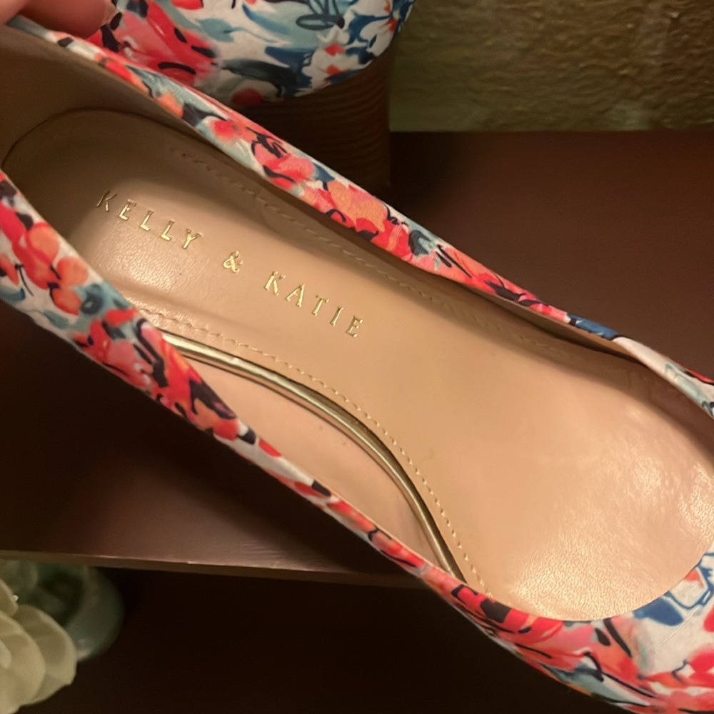 Shoes - Picture 4 of 5